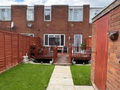 3 bed terraced house front/back gardens