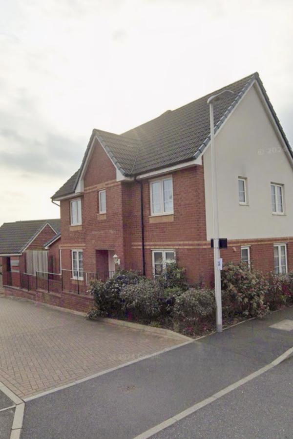 3 bedroom house In Exeter Wants 4 bedroom house In Newquay